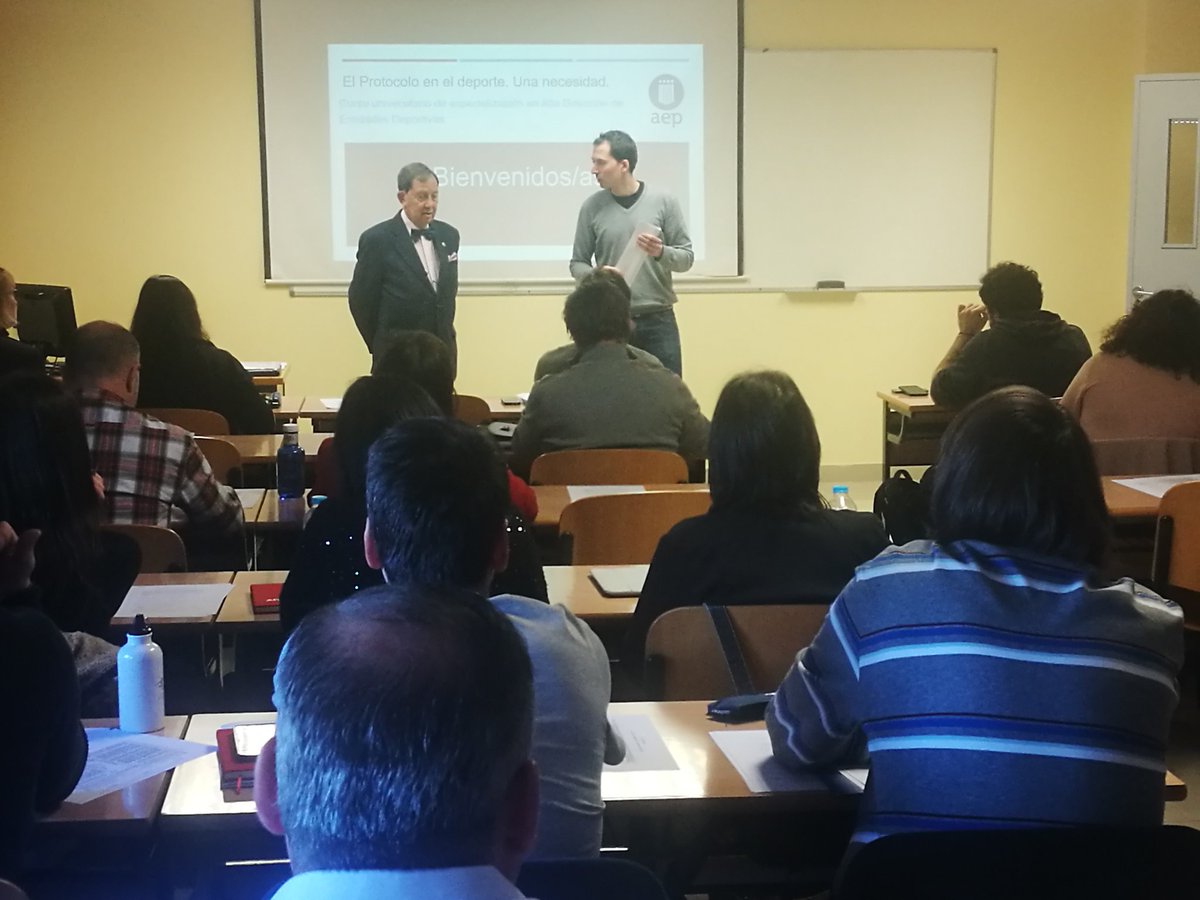 afedecyl's tweet photo. Hablando de #Protocolo en el Tercer módulo del Curso Universitario de Especialización en Alta Dirección Deportiva organizado por @afedecyl en @uemc  a cargo del presidente de la @aeprotocolo Juan Gato Gómez. https://t.co/pDipLSNSmW