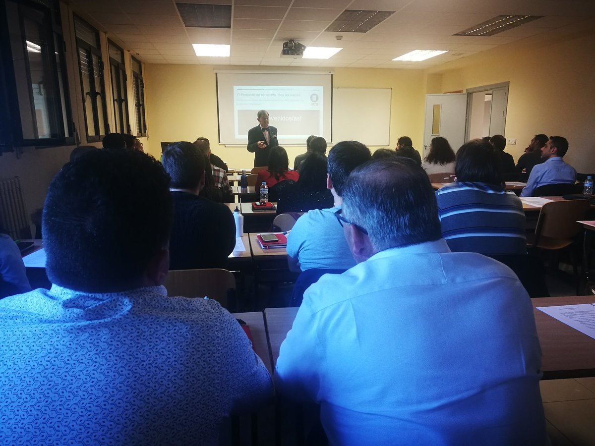 afedecyl's tweet photo. Hablando de #Protocolo en el Tercer módulo del Curso Universitario de Especialización en Alta Dirección Deportiva organizado por @afedecyl en @uemc  a cargo del presidente de la @aeprotocolo Juan Gato Gómez. https://t.co/pDipLSNSmW