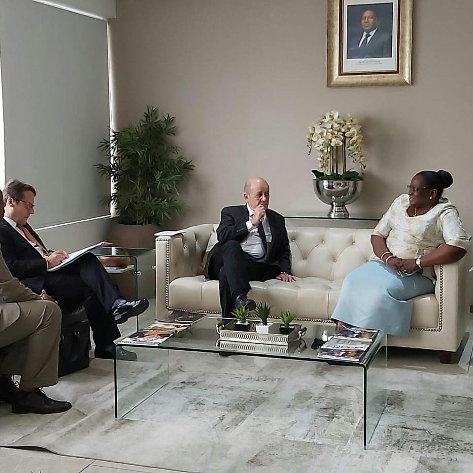 FranceMaputo's tweet photo. O Ministro @JY_LeDrian inicia visita oficial a Moçambique. Calorosamente recebido por sua homóloga Verónica Macamo. 2dias de trabalho expectativa no reforço das excelentes relações 🇫🇷🇲🇿. Encontro ao mais alto nível, #investimentos, #Mulhers,#Biodiverisdade,#Cooperação, #Educação https://t.co/75c8zXsn9c