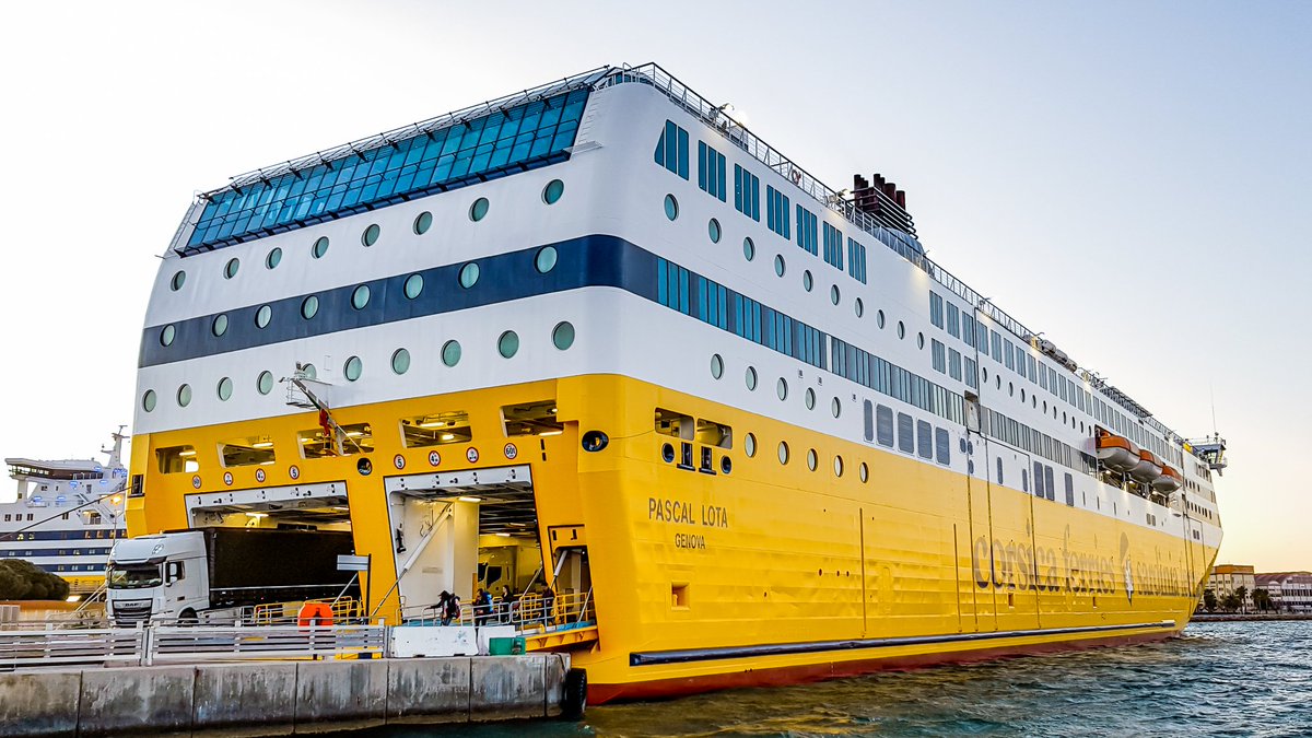 KalieDeshayes's tweet photo. Débarquement des vacanciers 🧳🌞🎡 et des camions 🚚⏳ #PascalLota 💛 #MegaAndrea ⚓ @Corsicaferries 🌟 @VisitVar https://t.co/GaA7Oe8pwM