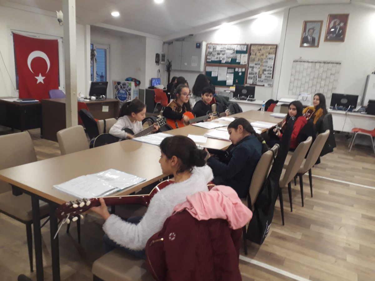 aItdoftun's tweet photo. Merkezimizde gitar egitimimiz devam ediyor.🎸🎸🎸
#GitarEgitimi
#GSBSalihliGençlikMerkezi https://t.co/BdXz2rY8fS