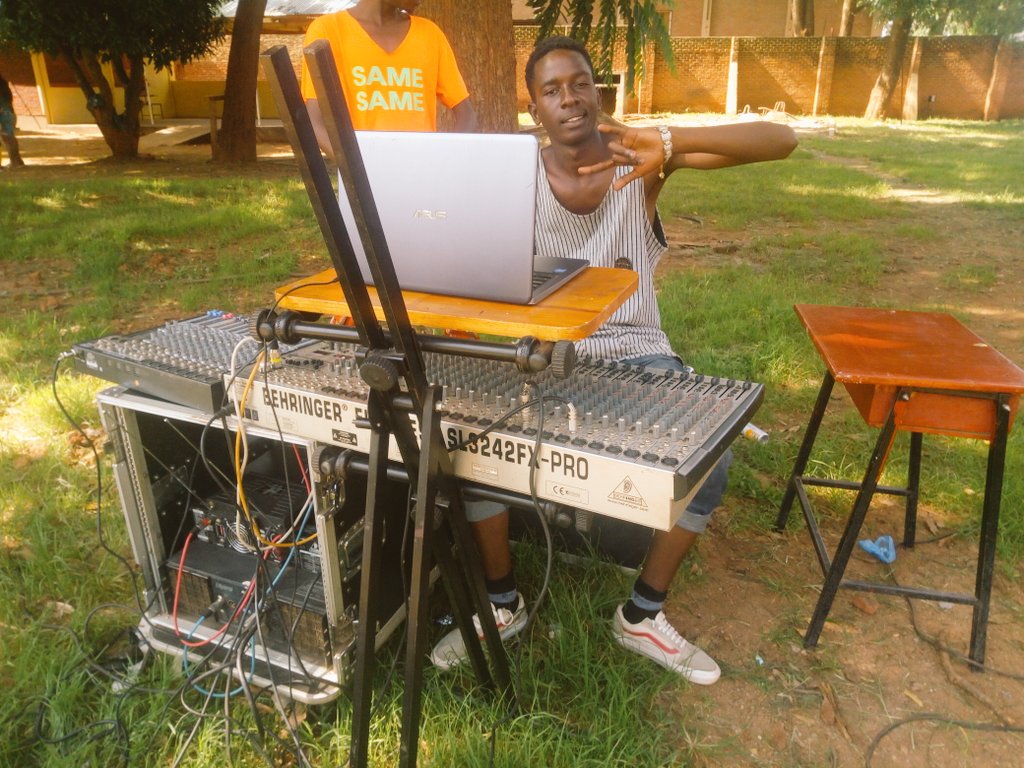 tseh_rih's tweet photo. Exploits University #freshmans https://t.co/XBLlDxYj2B