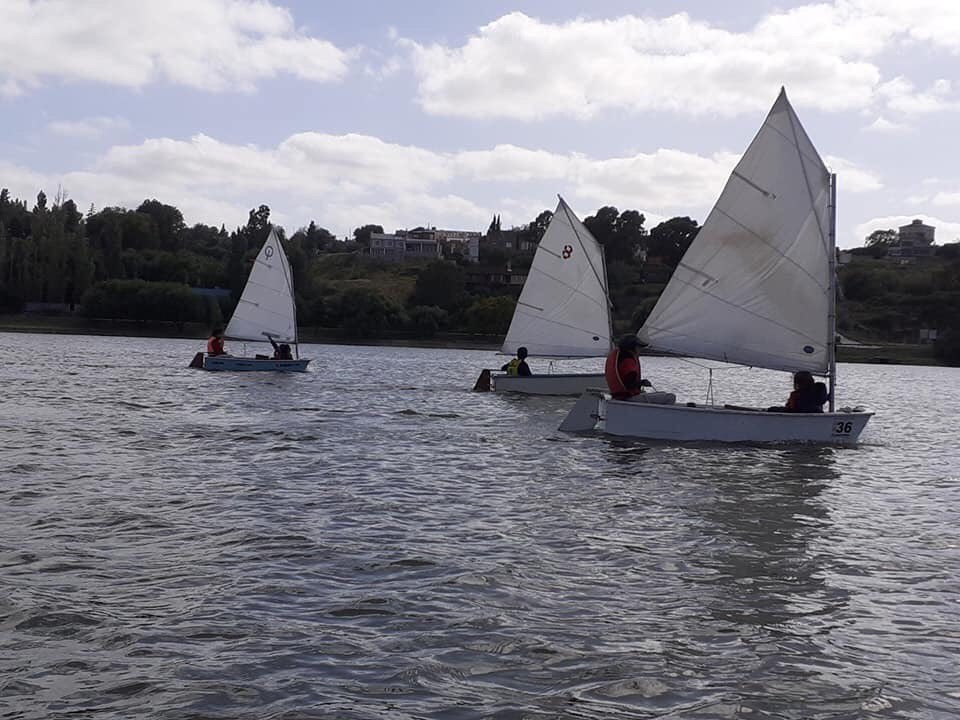 JuanGorosito's tweet photo. Empezaron las actividades de la Primera Fiesta Provincial del Río, con la regata de veleros optimist. Gracias a los chicos y chicas que participaron.
#FPR2020
#OrgulloViedmense
#GobiernoDeViedma
@pedropesatti https://t.co/JoJLGHlgzL