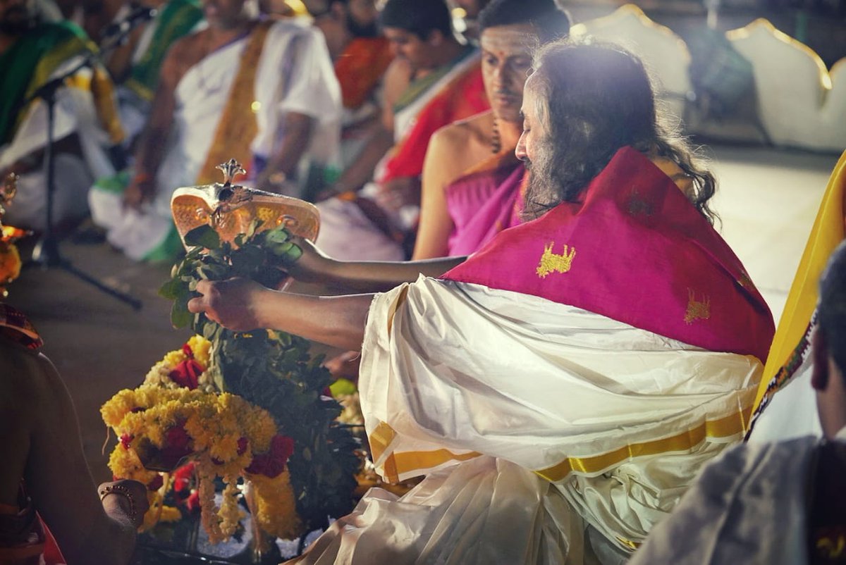Vaidicpujas's tweet photo. Puja is an expression of the expanded consciousness honoring the whole creation.
#MahaShivRatri2020 with @SriSri @ArtofLiving @BangaloreAshram 
#Mahashivratri #HappyShivratri https://t.co/GpAOVa6Hma