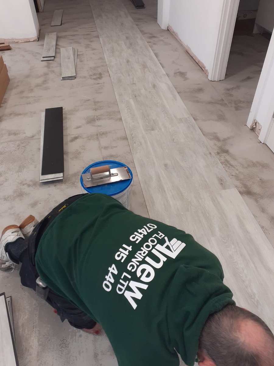 AnewLtd's tweet image. Job in Salford, Show House and Projects Office, luxury LVT, Amtico, Ply, primer, water based wood screed prep
#tilemaster #levelflex #LVT #amticoflooring @amticoflooring