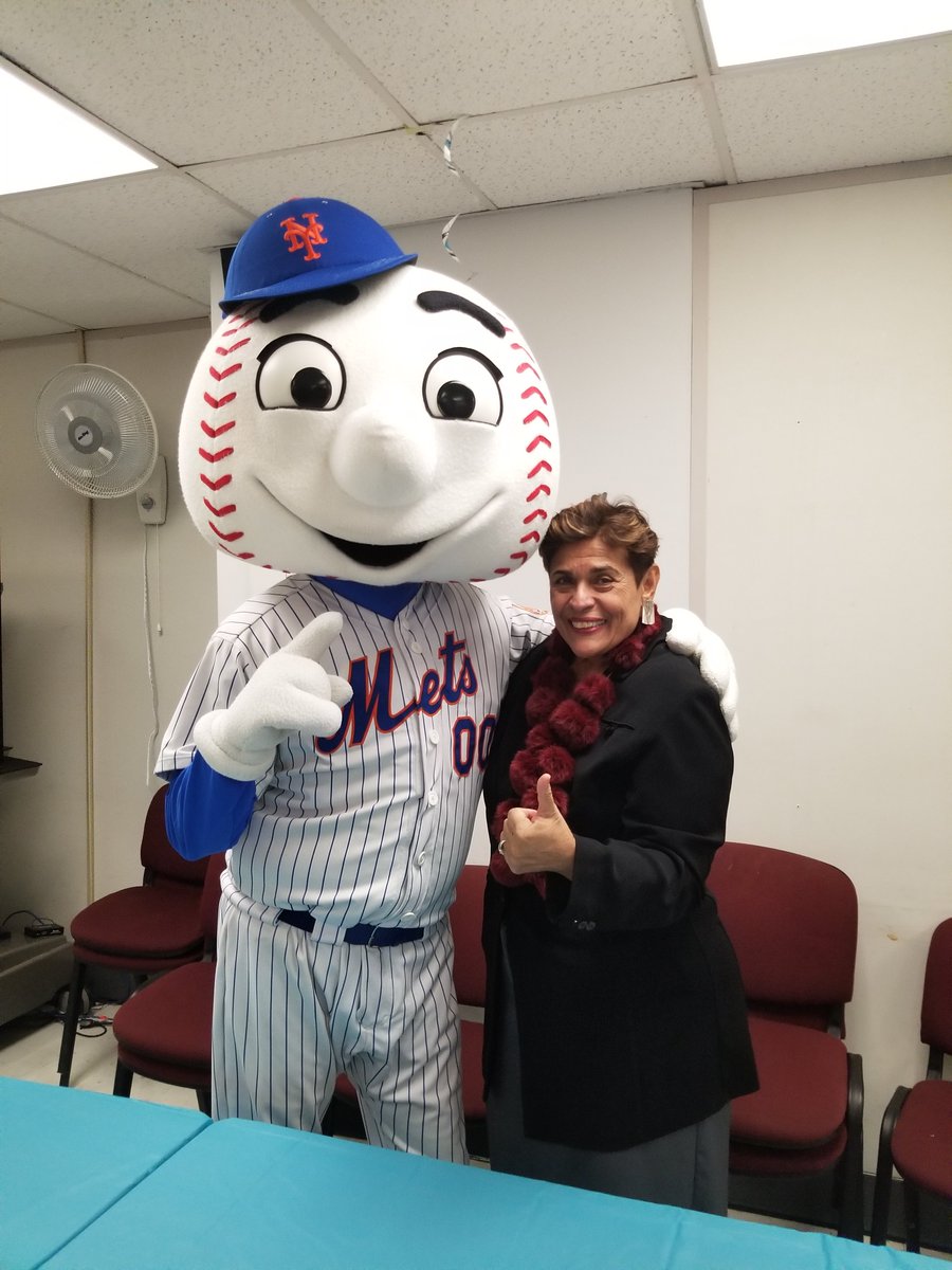 ACSNYC's tweet photo. What a grand slam end to the week! @MrMet stopped by the @ACSNYC office in #Brooklyn to personally distribute dozens of backpacks to children in the community. Huge thanks to the @Mets & @benrus_official for this generous donation! #ACSForward https://t.co/qiOsGZl2zm