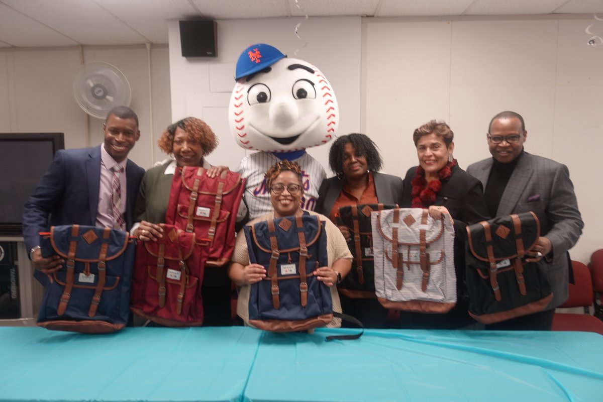 ACSNYC's tweet photo. What a grand slam end to the week! @MrMet stopped by the @ACSNYC office in #Brooklyn to personally distribute dozens of backpacks to children in the community. Huge thanks to the @Mets & @benrus_official for this generous donation! #ACSForward https://t.co/qiOsGZl2zm