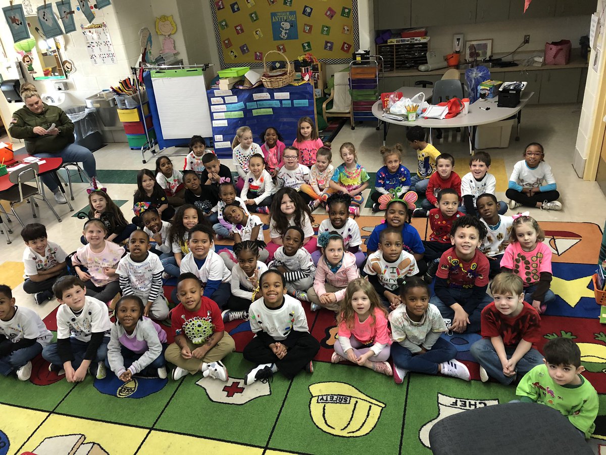 MrsChaump's tweet photo. Happy 100th day in K!!! #wilburinspired https://t.co/ZgFouMpBFc