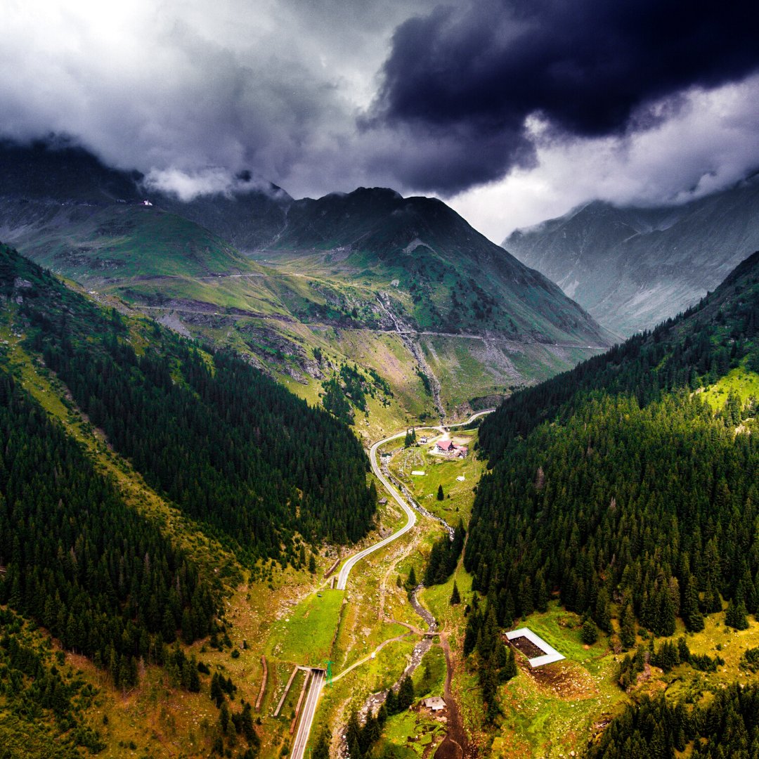 STQRY's tweet image. Transfagarasan Romania located in the Carpathian Mountains is most known for its thick forest, sheer mountainsides and being the birthplace of a legendary vampire.
.
.
.
.
#Romania #Travel #OnCell #Localstories #landmark #storytelling #historic #tourism #tourisme