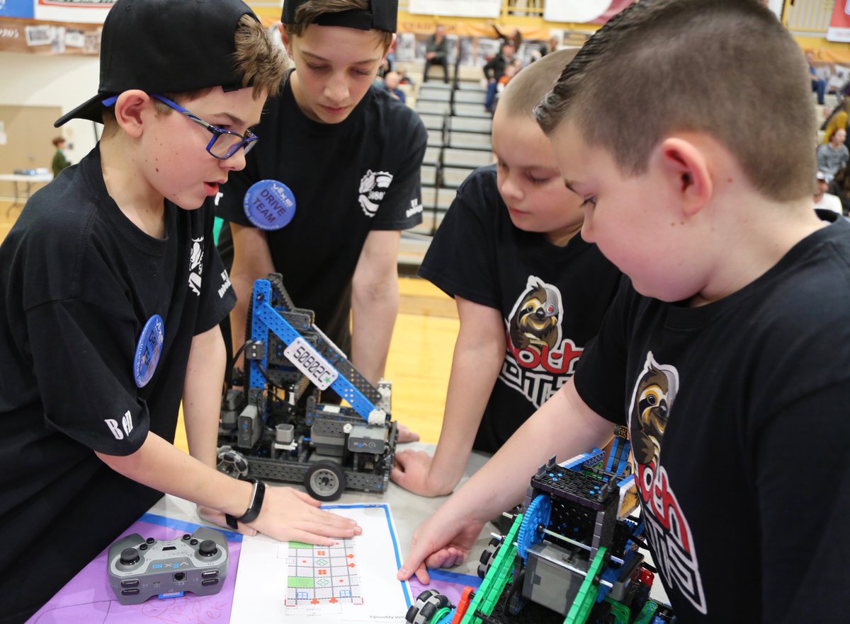 DavisSchools's tweet image. Twenty-three junior high robotic teams and 20 elementary school robotics teams from Davis School District compete in the 2020 VEX IQ Challenge. Several teams even qualify for the VEX World Championship.  #dsdaccreditedk12 #vexiqchallenge #uted