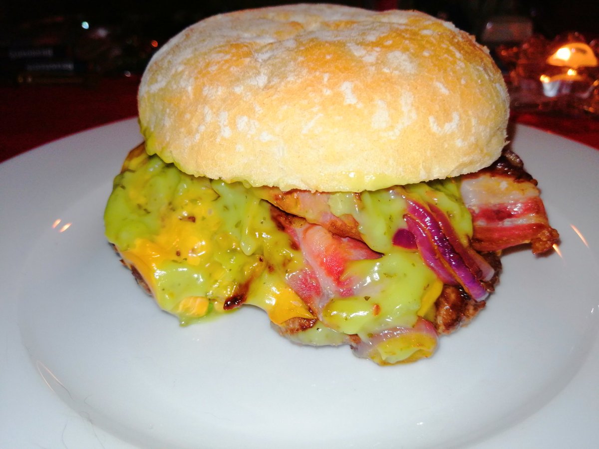 AngelRich070Xxx's tweet photo. 💚💛 Nou mensen daar is hij dan de ADO Burger!! 🤗 Verkrijgbaar bij #Snackpoint Denhaag
Nou ik ben benieuwd hoe hij smaakt 💚💛😊 https://t.co/xfwWcmOp1O