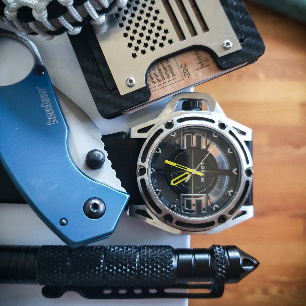 EdcTotal's tweet photo. It's Friday! Here's my simple and understated EDC for today. What do you think? #totaleverydaycarry #totaledc #pocketdump #edcwallet #minimalwallet #edcwatch #wristwatchcheck #edcknife #kershawknife #pocketgear #pocketdump https://t.co/DAPv0eTcyS