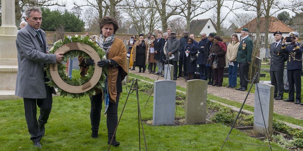 Burgemeester <a href="/wendyverkley/">Wendy Verkley</a>  legt krans bij herdenking voor de 600 slachtoffers van de SS Mendi, de scheepsramp van 21 februari 1917. De SS Mendi was een Brits passagiersstoomschip. Voorafgaand aan de kranslegging was er een herdenkingsdienst in de aula van de begraafplaats.