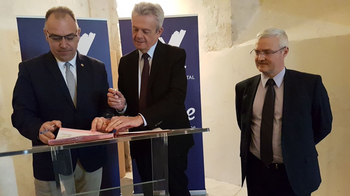 SDIS_89's tweet photo. En fin de matinée, M. GENDRAUD, président du @Departement89, & M. @christophebon89, #PCASDIS89 ont signé, au côté du directeur de cabinet du @Prefet89, la convention de disponibilité #SPV liant le #CD89 & le @SDIS_89, en présence des @PompiersFR volontaires concernés. https://t.co/0bd0LCJUDt