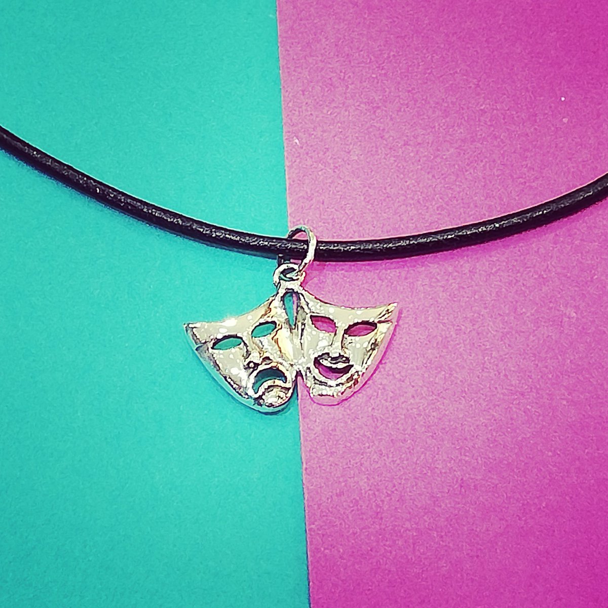 argento_plata's tweet photo. La vida es un Carnaval 🎉🎊🃏🎭 A disfrutar del fin de semana!!! @argento_plata #moda #accesorios #complementos #fashion #style #silver #regalos #plateria #colgante #regalos #carnaval #mascaras #fiesta #Madrid https://t.co/gnZPR8J84G