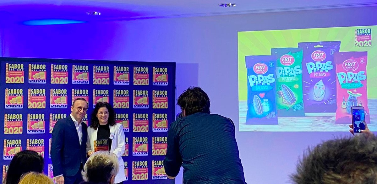 frit_ravich's tweet photo. 🎉Estamos muy contentos de anunciar que hemos obtenido el galardón Sabor del Año 2020 por nuestras pipas saladas, tostadas, peladas y sabor mejicano.
Nuestras compañeras Judit y Meritxell recogieron ayer el galardón en Valencia.
#FeelFrit! https://t.co/9LnWj6hO4i