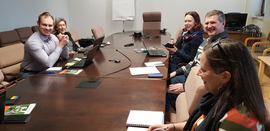 paivi_halonen's tweet photo. Pohjois-Savon TE-toimiston ja ELYn väkeä Varkaudessa kaupungin työllisyyspalveluiden vieraana. Keskustelussa mm. yhteistyön tiivistäminen ja asiakkaiden ohjaaminen työhön, koulutukseen ja palveluihin. #varkaudenkaupunki #työllisyys #POSTEtoimisto #POSELY https://t.co/mgsbkxbteG