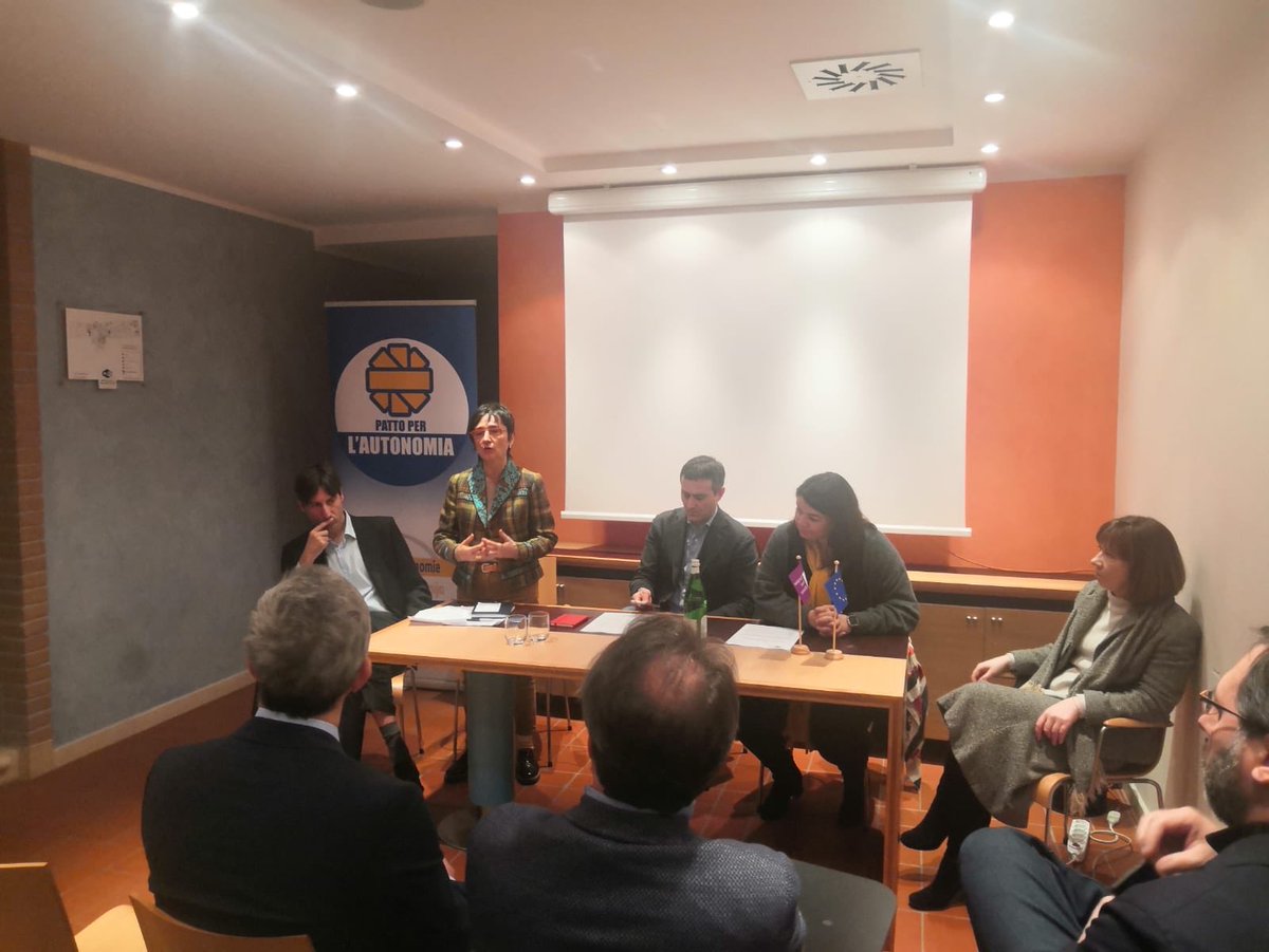 ChantalCertan's tweet photo. #EFA #ALE #ALPE #AllianceValdotaine A Udine nella giornata delle #lingueminoritarie nasce la rete #AeA dei movimenti di Alliance Libre Européenne nel territorio italiano.
Autonomia e Ambiente ha l’obiettivo di collaborare per costruire migliorare il futuro di ogni territorio https://t.co/PZdkluHpZi