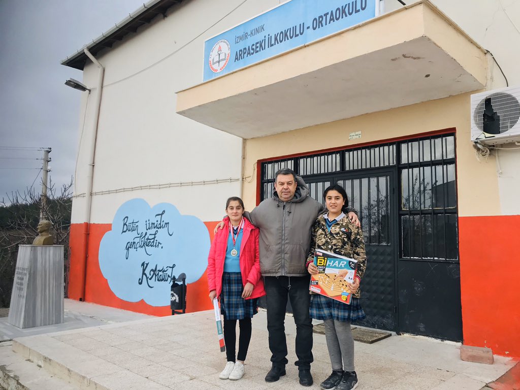 Bu kareler bir final maçından.  😎 <a href="/kinikmeb/">Kınık İlçe Milli Eğitim Müdürlüğü</a>’in düzenlemiş olduğu Akıl ve Zeka Oyunları Turnuvası sonucunda mangalada ilçe genelinde 1. olan Gümüş SUAY ve 2. olan Ela SUAY ile öğrencilerimiz üzerinde büyük emekleri olan Türkçe Öğretmenimiz Kader GÜNEY’i tebrik ediyoruz.