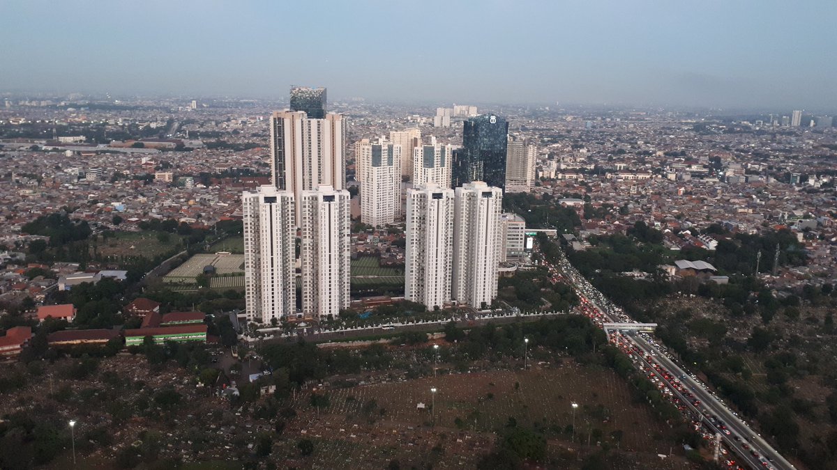 Taman pemakaman yang luas menyadarkan kita, setinggi apapun engkau dalam menjalani hidup. Berakhir di bawah tanah.