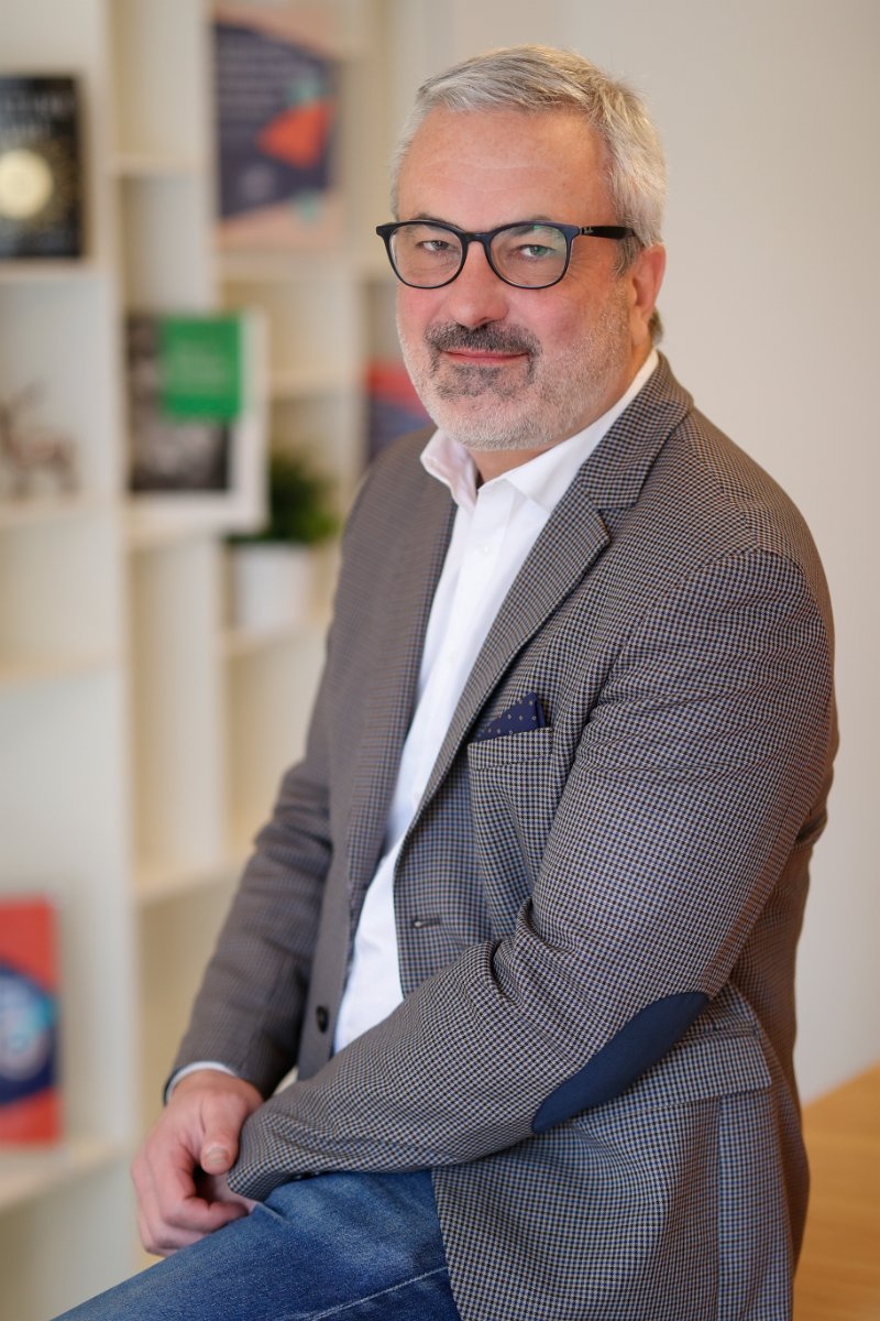 Yves RENAUD met au service des équipes dirigeantes sa capacité à formaliser, communiquer et animer les transformations humaines. Branché sur l’actualité, observateur des tendances de fond, il est un pragmatique curieux, toujours en recherche de solutions nouvelles. 

#leadership