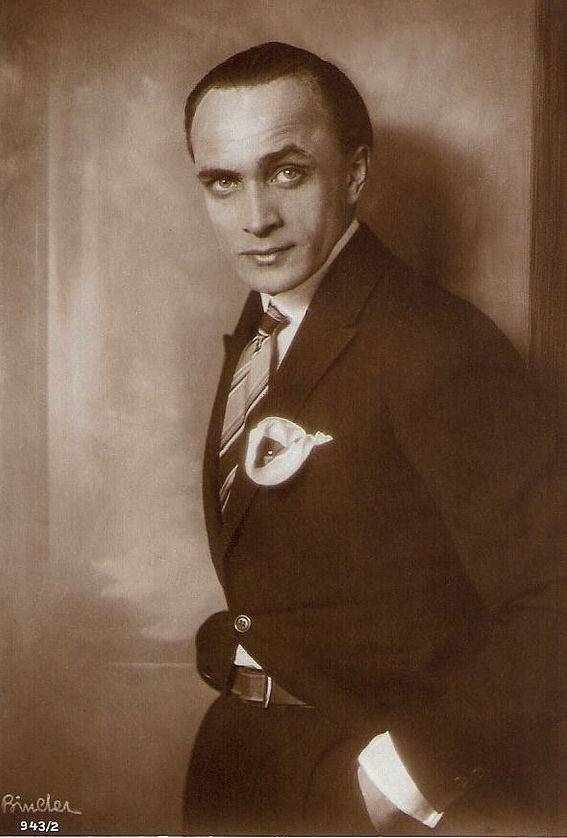 SilentRevue's tweet photo. #ConnieCountdown
2 days until our screening of "The Hands of Orlac" (1924), 4pm @RevueCinema. Being #ConradVeidt it looks like a #FashionFriday post as well...🔥
#SilentsInTO
#TOLovesSilents https://t.co/1ejEw2YwM7