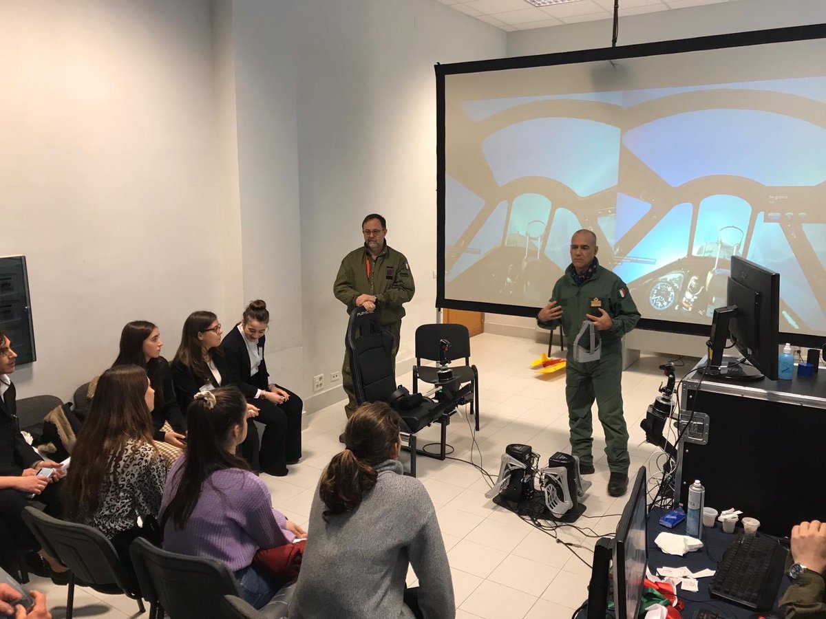 MaristasMalaga's tweet photo. Ayer fue un día intenso para nuestros alumnos de movilidad @OSJErasmus. Estuvieron en la Universidad de Palermo con la feria de las Ciencias #ErasmusPlus 
@sepiegob @EUErasmusPlus  #AhoraMaristas #SomosRed #masqueaulas https://t.co/UwTodsNFVg