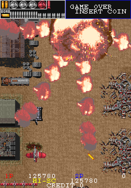 輸送船団が着陸しようとしていた飛行場だろうか、デスペラードの基地への急襲により格納庫から戦車が慌てて飛び出す。フライチェスターも離陸を開始する。離陸寸前で破壊される搭乗員たちに思いを馳せる。給油用のタンクローリーを使って誘爆させろ！格納庫内での破壊、地上物、空中物の残骸も美しい。