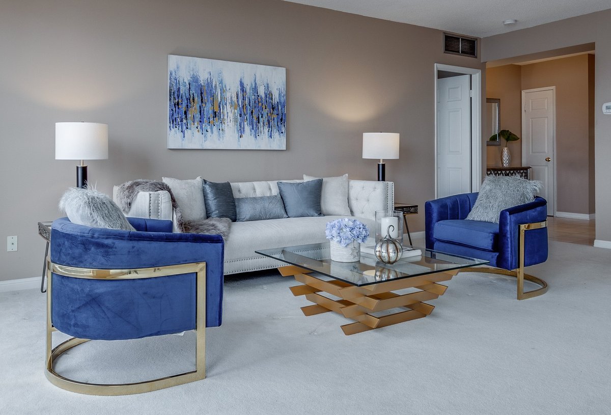 istagendesign's tweet photo. We're so in love with deep bold colours paired with gold accents. Rich, elegant and oh so classy. #Staging #StagingServices #luxurystaging #yorkyegion #newmarket #simcoe #barrie #showready #stagingworks #stagingsells #realestate #realestateagent #torontorealestate #gtarealestate https://t.co/FlFsGnDCOI