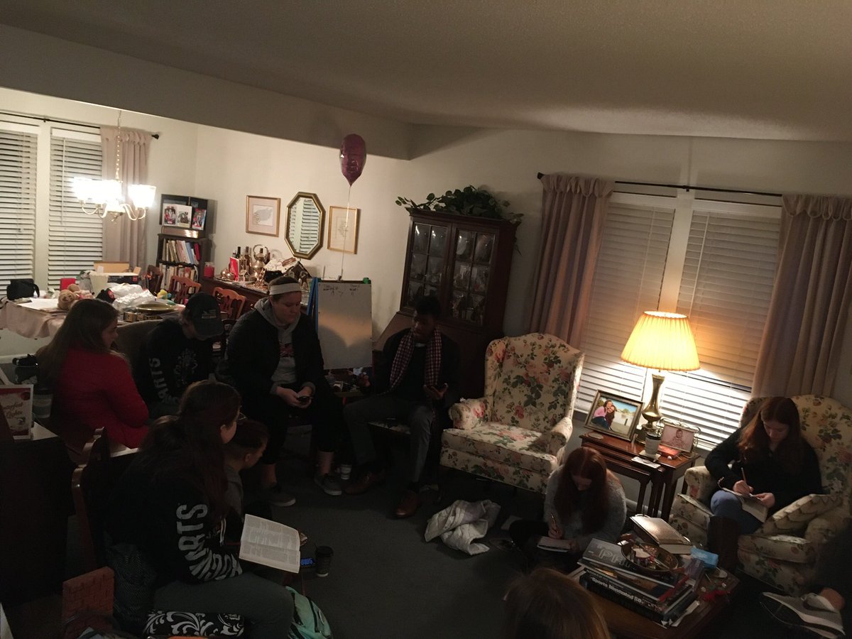 kcmatneyTHS's tweet photo. Tallwood Young Life Campaigners group yesterday at 6a.m. #LionAmazing as 8 teens showed up with four leaders teaching and encouraging them to make a difference at their school @TallwoodLions https://t.co/Xz1nx2ActZ