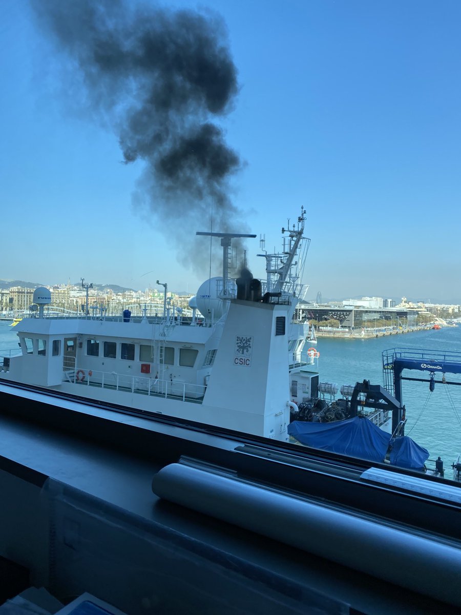 BarbaMon's tweet photo. ⁦@bcn_ajuntament⁩ per quan connexions elèctriques pels vaixells atracats? No hi ha etiquetes ambientals com pels cotxes dels ciutadans als que es penalitza? https://t.co/MkJp9u6Pkl