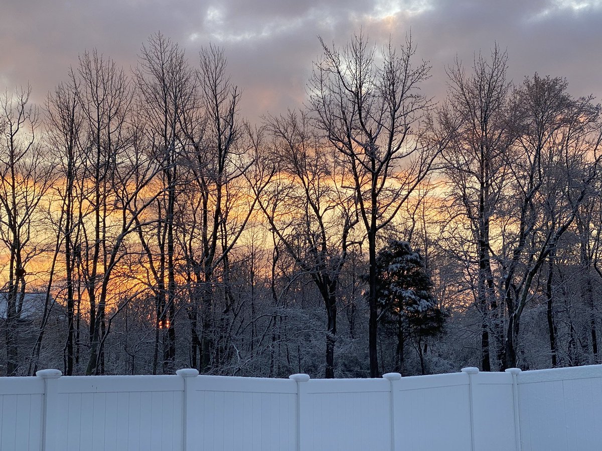 apeisma's tweet photo. Beautiful sunrise in NC following the snow!! #BeautifulLoveWonderfulLife https://t.co/sDTdEEHV5R