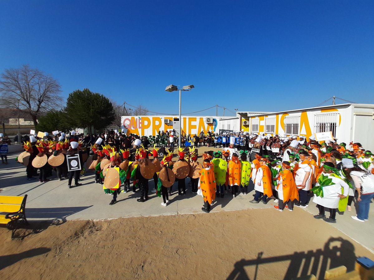EscolaPonent's tweet photo. 😋😋Increïble menú degustació. Tot un èxit la "Rueta de Carnaval"🥳🥳🎉🎉
Moltíssimes gràcies a totes les persones que heu participat d'aquesta festa, sense vosaltres no hagués estat possible🤩🤩
#carnavaltgn #Carnaval #gràcies #menuPonent https://t.co/fpherBgSde