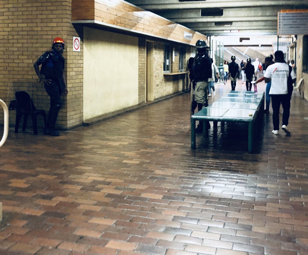 channy_bird's tweet image. ⛑Pretty hectic seeing the police &amp;amp; security @UKZN &amp;amp; knowing security is necessary for students to complete their registration, to continue studies, peacefully #UKZNprotest #UniversitySecurity