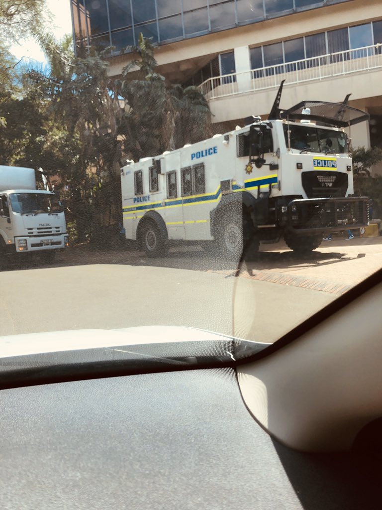 channy_bird's tweet image. ⛑Pretty hectic seeing the police &amp;amp; security @UKZN &amp;amp; knowing security is necessary for students to complete their registration, to continue studies, peacefully #UKZNprotest #UniversitySecurity