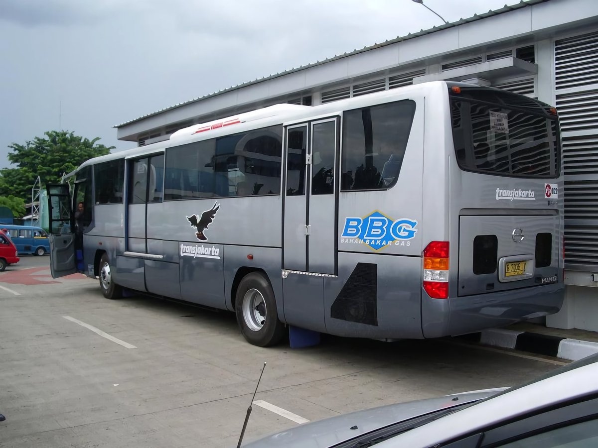 PrimajasaBusway's tweet photo. Jakarta - Busway koridor VIII yang menghubungkan Lebak Bulus-Harmoni diresmikan, Sabtu (21/9/2009) Peresmian busway koridor VIII ini terlihat sangat meriah. Layaknya pesta pernikahan, halte busway di Lebak Bulus dihias dengan janur kuning dari luar hingga masuk ke dalamnya. https://t.co/lFZZQ55gw7
