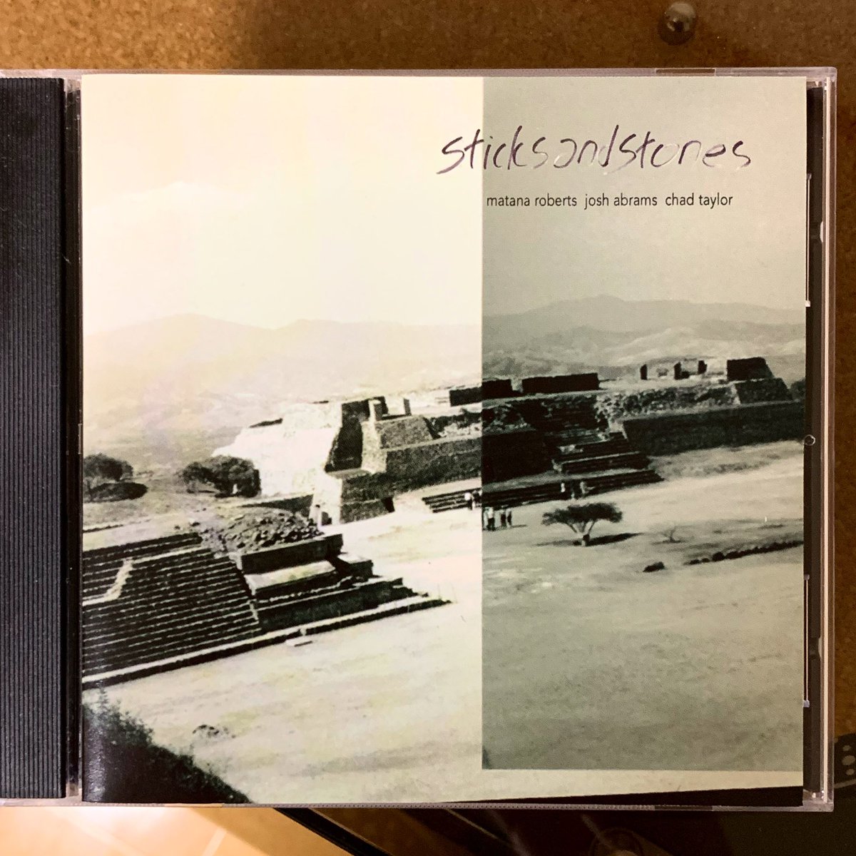 Sightsongs's tweet photo. #nowplaying #sticksandstones #matanaroberts #joshabrams #chadtaylor 良いメンバーだよなあ。シンプルなバンドでのマタナ・ロバーツ。 https://t.co/xBVgY1F64N