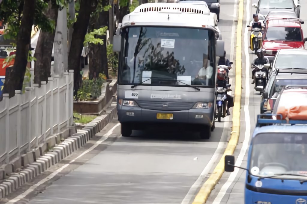 PrimajasaBusway's tweet photo. Jakarta - Busway koridor VIII yang menghubungkan Lebak Bulus-Harmoni diresmikan, Sabtu (21/9/2009) Peresmian busway koridor VIII ini terlihat sangat meriah. Layaknya pesta pernikahan, halte busway di Lebak Bulus dihias dengan janur kuning dari luar hingga masuk ke dalamnya. https://t.co/lFZZQ55gw7