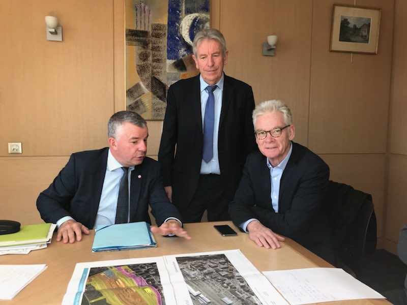 PEILLEX's tweet photo. #saintgervais #ascenseurvalleen ce matin à Sallanches pour rencontrer M. Ricci directeur régional de gares et connexions et Martial #Saddier vice-président de la Région, mettre en place le comité technique pour ce projet mais aussi pour la rénovation de la gare #SNCF du #Fayet https://t.co/MmttJkjjGc