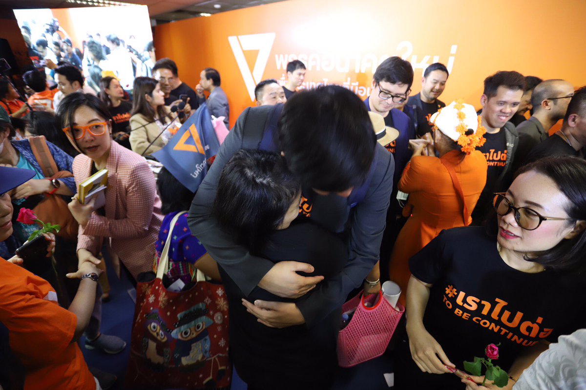 Thanathorn_FWP's tweet photo. ถึงผู้คนที่เดินทางร่วมกับพวกเรา ส.ส. คณะทำงานจังหวัด สมาชิกพรรค และพี่น้องประชาชนทุกคน ผมขอกล่าวขอบคุณ  1 ปี 4 เดือน 18 วัน ที่ผ่านมาเป็นการเดินทางที่สวยงาม ได้รับรอยยิ้ม ได้รับพลัง ได้รับกำลังใจจากพี่น้องประชาชนทุกทั่วประเทศ ทุกภูมิภาคทุกจังหวัด ขอบคุณจากชาว #อนาคตใหม่ ทุกคน https://t.co/lFwYwn49SG