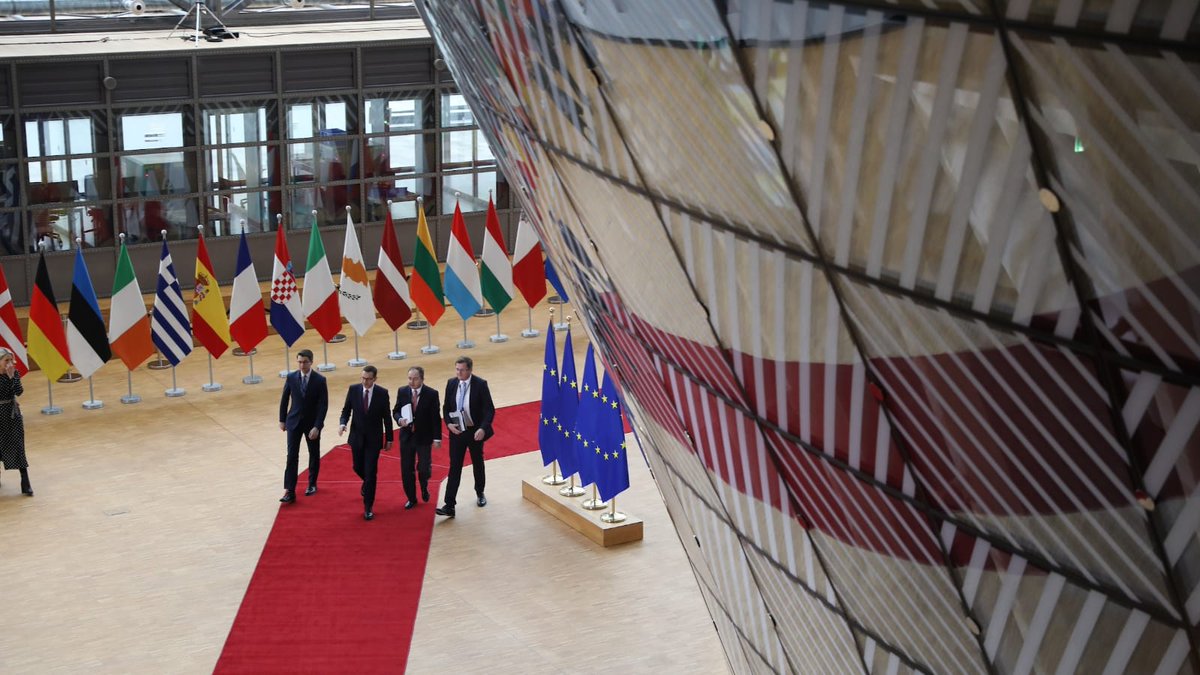 PremierRP_en's tweet photo. 🇵🇱🇪🇺 #EUCO summit enters its second day. "An ambitious Europe needs an ambitious budget. You can't achieve more with less money. Ambition must be followed by certain measures." PM @MorawieckiM said in his doorstep statement. https://t.co/J1nEBYTFDD
