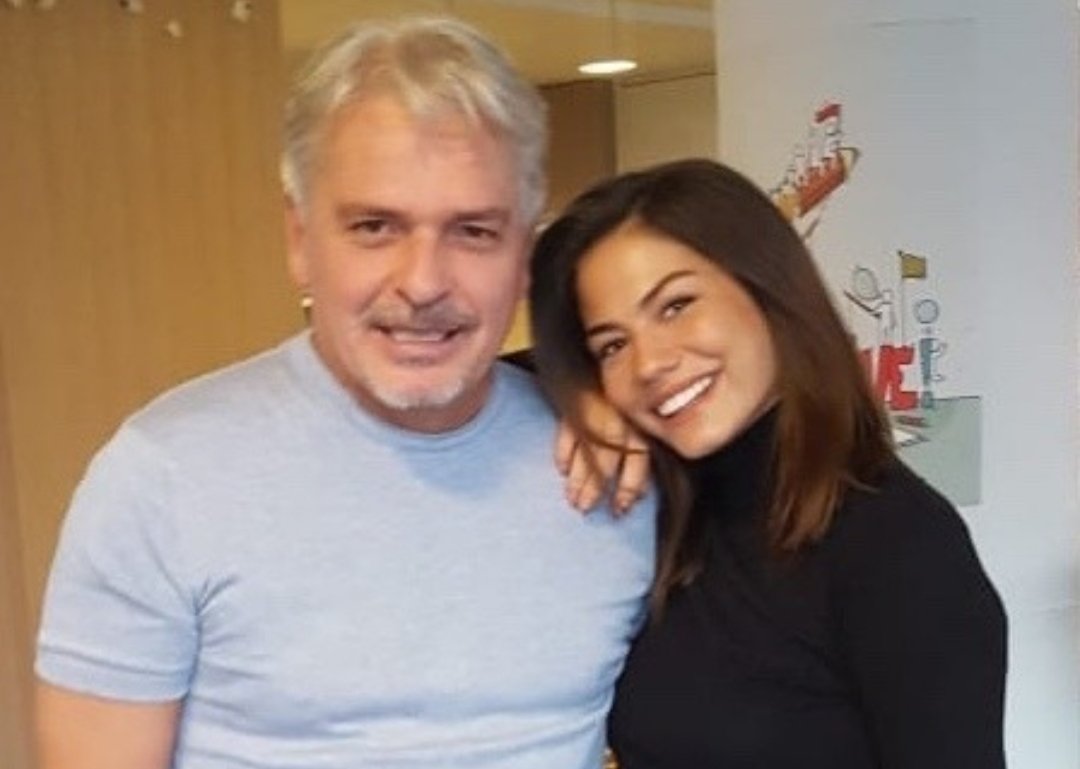 Miriam91757957's tweet photo. Soy SÚPER fan de Guven y Guldem!!❤❤ Me parecen súper educados, discretos, respetuosos y que han inculcado a su hijo unos GRANDÍSIMOS VALORES 👏👏👏
Amo cómo APOYAN, CUIDAN, PROTEGEN y QUIEREN a su «hija»
Son una GRAN familia ❤❤❤❤ #Canyaman #DemetÖzdemir https://t.co/Yt3R2GlJyh