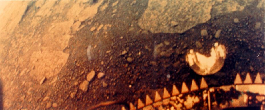 Venus_VL's tweet photo. Il y a 38 ans, Venera 13 se posait sur mon sol. Elle y a survécu pendant 2 heures et 7 minutes et elle a transmis les premières images en couleur de ma surface... (Elle est toujours là mais elle dort, hein.) https://t.co/gdpl7tbote