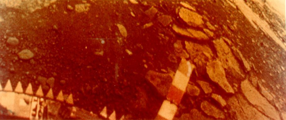 Venus_VL's tweet photo. Il y a 38 ans, Venera 13 se posait sur mon sol. Elle y a survécu pendant 2 heures et 7 minutes et elle a transmis les premières images en couleur de ma surface... (Elle est toujours là mais elle dort, hein.) https://t.co/gdpl7tbote