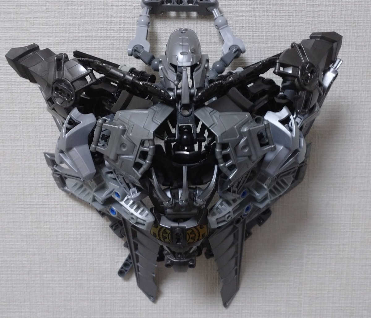 Zgok54's tweet photo. 実際に顔に装着することができるレゴマスクです！！
下のウィングは外側に剃らせて首の自由を効かせたりもできます！
#Bionicle #バイオニクル #レゴ https://t.co/0Y6kzAwdCi