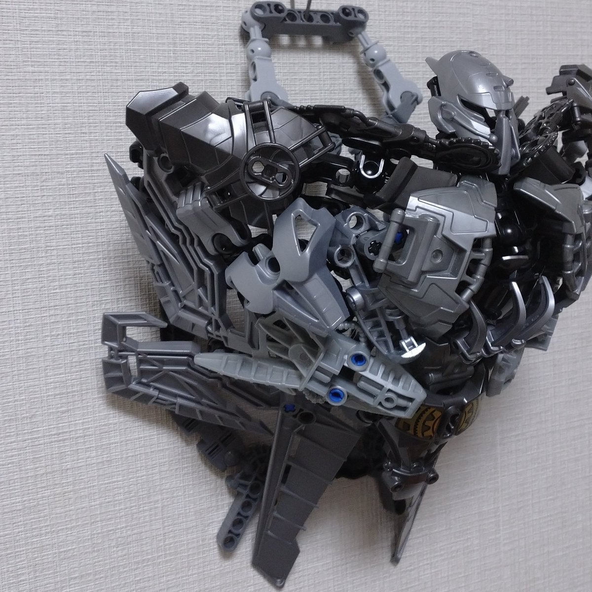Zgok54's tweet photo. 実際に顔に装着することができるレゴマスクです！！
下のウィングは外側に剃らせて首の自由を効かせたりもできます！
#Bionicle #バイオニクル #レゴ https://t.co/0Y6kzAwdCi