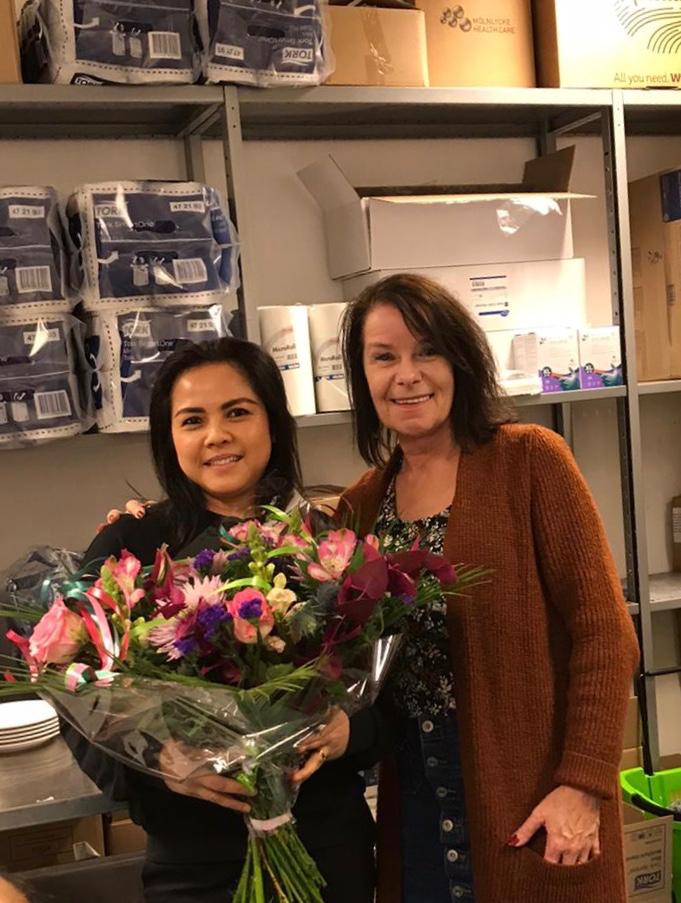 Hoera, Vitri viert haar 12,5-jarig jubileum in de schoonmaak. Alle reden om deze superschoonmaker eens goed in de bloemetjes te zetten. “Ze is vrolijk, lacht altijd! De medewerkers, cliënten en bezoekers van <a href="/spaarnegasthuis/">Spaarne Gasthuis</a>  zijn dan ook dol op haar." Gefeliciteerd Vitri!