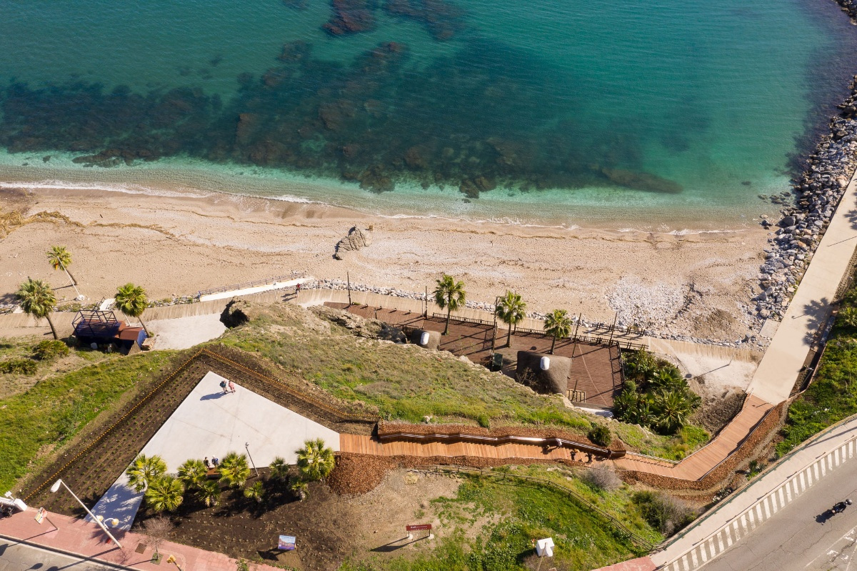 Benalmádena Costa’daki büyük turizm tesisleri arasında yer alan promenat, bölgenin denizcilik geleneği, peyzajı ve hatıraları ile ilişki kurmayı amaçlıyor. (fotoğraflar: <a href="/fernando_alda/">Fernando Alda</a>)

arkitera.com/proje/torreque…