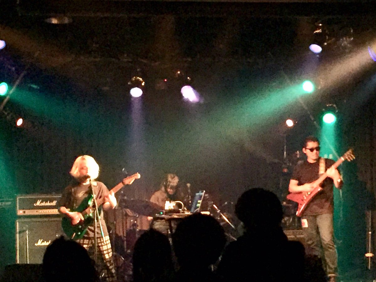 本日を締めくくるのは、かなり久々に登場のMYSTERIOUS PRIESTESS！
今日は特別にゲストギタリストを迎えた3人編成！
難解な曲を、いとも簡単に演奏してしまうあたりが、やはり生粋の変態である！