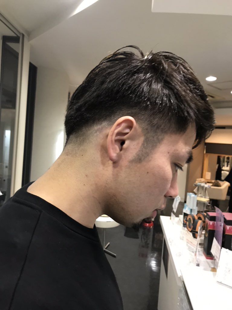 hanayabooster's tweet photo. 藤江建典選手ご来店〜🏀
カットたカラーでした！
今度は伸ばしてヘアドネーションしようかな！ですって。本気か？
長さ31cm必要ですからね。頑張れるんでしょうか。
今週末は北上ですね！みんなで応援行きましょう📣
#藤江建典
#花耶はカットで岩手ビッグブルズを応援しています https://t.co/3nenOAwLPz